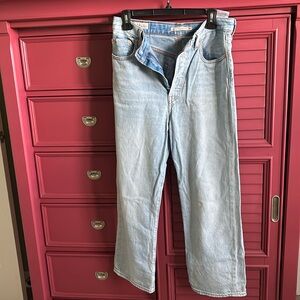Button fly rib cage crop Levi’s.